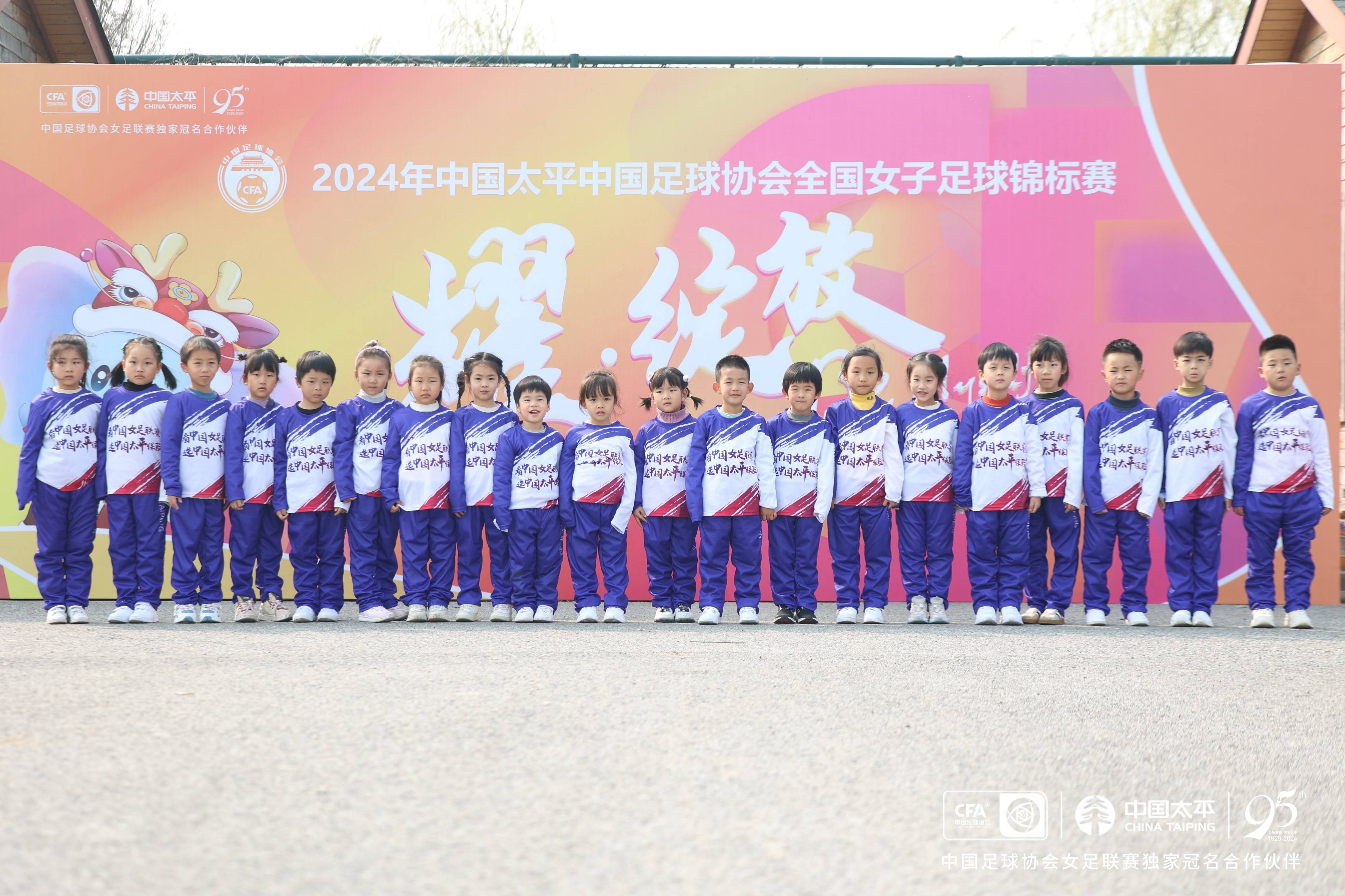 日本女足队员庆祝进球，球迷热情支持